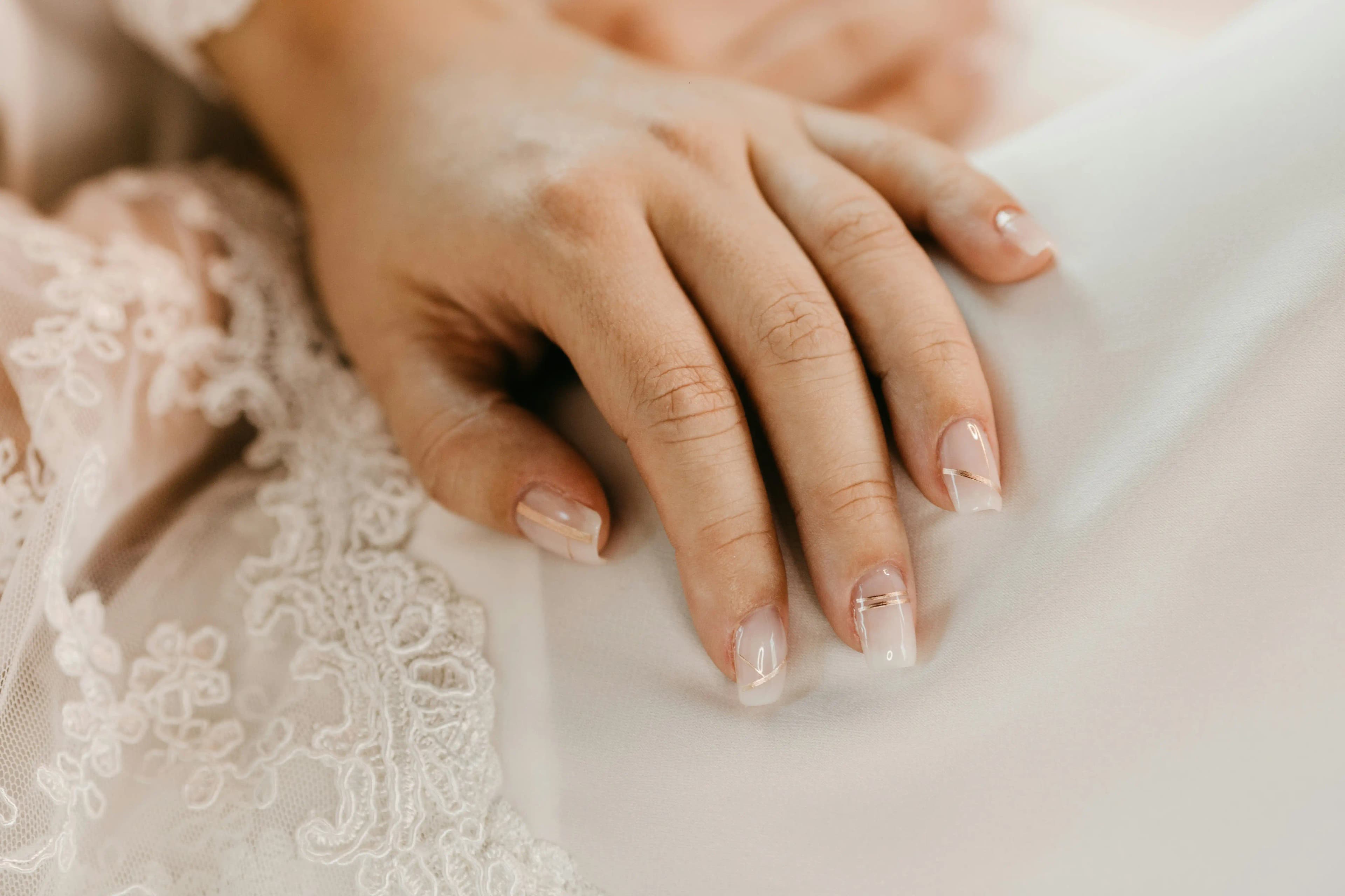 Manucure et pose de vernis sur mains soignées
