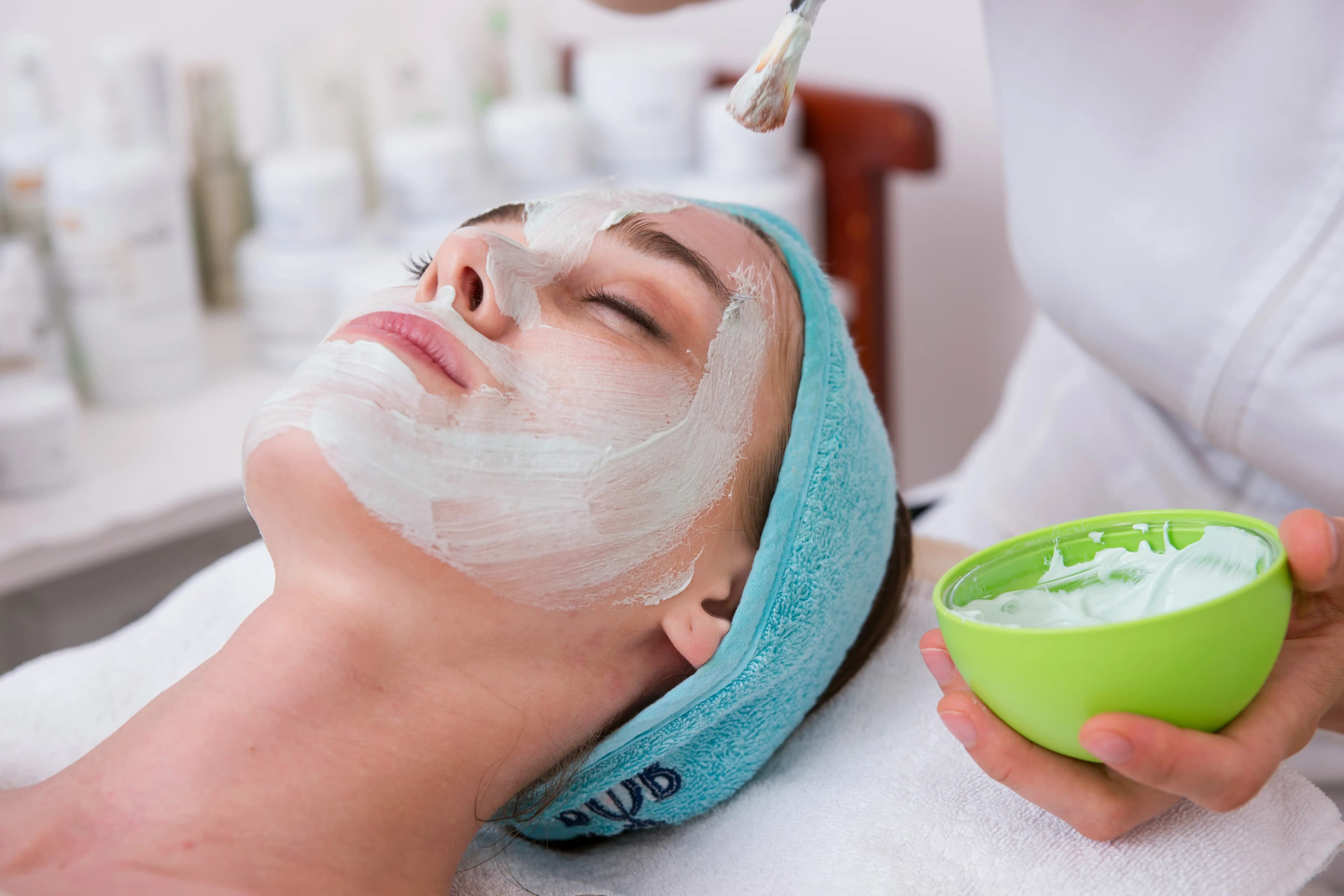 Soin du visage en cabine, gestes d'esthéticienne